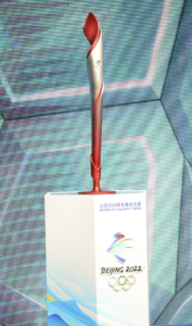 Pristatytas olimpinių žaidynių deglas. (IOC Media nuotr.)