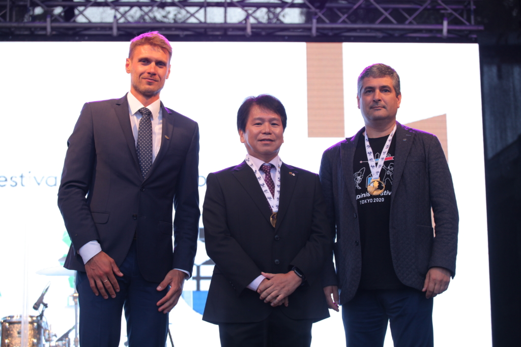 LOF direktorius Mantas Marcinkevičius Japonijos ambasadoriaus patarėjui ir Neringos savivaldybės merui įteikė Olimpinio festivalio medalius