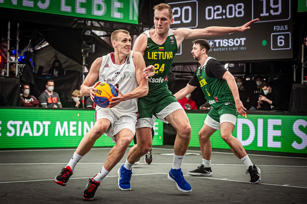 Lietuvos ir vėliau olimpiniais čempionais tapusių latvių akistata olimpiniame atrankos turnyre (FIBA nuotr.)