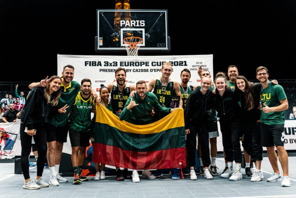 D.Novickas (viduryje) dirba su abiejų lyčių bei įvairių amžiaus grupių 3x3 rinktinėmis ir svajoja, kad tiek vyrai, tiek moterys žaistų Paryžiaus olimpinėse žaidynėse (FIBA nuotr.)