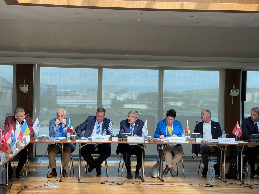 T. Bachas (centre) ir D. Gudzinevičiūtė EOK Vykdomojo komiteto posėdyje.