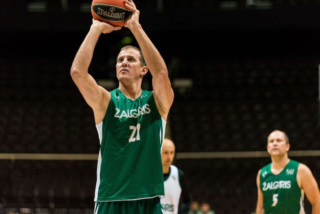 206 cm ūgio S.Binevičius laisvalaikiu žaidžia krepšinį (Asmeninio albumo nuotr.)