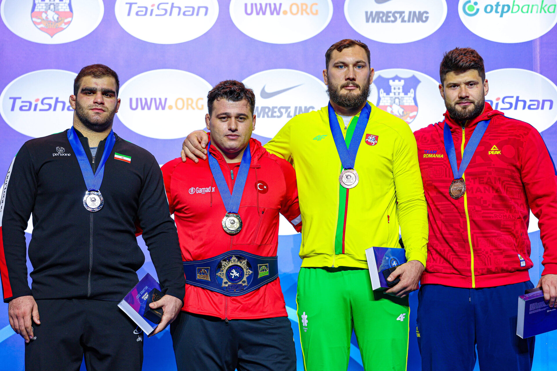 M.Knystaitas (antras iš dešinės) šiemet pirmą kartą užkopė ant pasaulio čempionato garbės pakylos („Scanpix“ nuotr.)